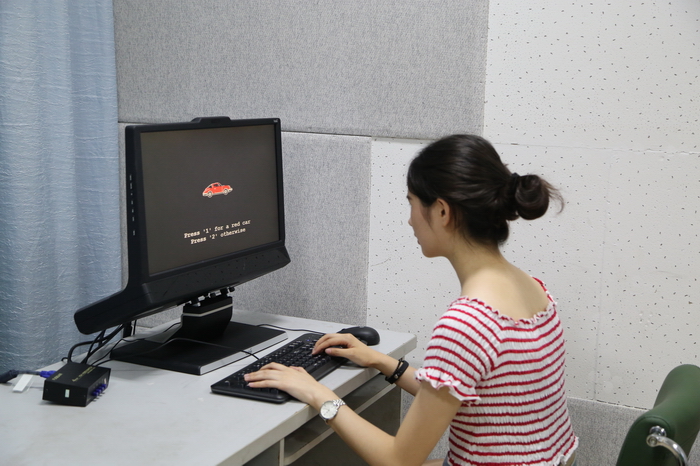1526288585283070172.jpg ☆眼动实验室(Tobii眼动仪)-学生做实验.jpg